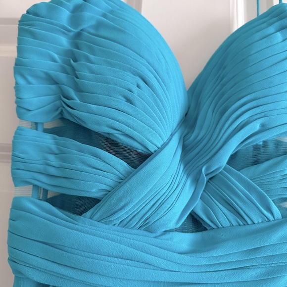 Pre-Loved and in excellent condition Cache dress size 0. - Picture 2 of 4